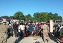 Haitianos se aglomeran en la frontera con Pedernales, pero su país no abre la puerta al mercado