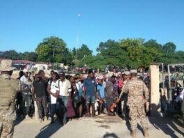 Haitianos se aglomeran en la frontera con Pedernales, pero su país no abre la puerta al mercado