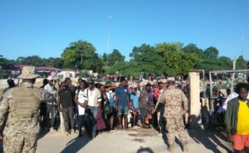 Haitianos se aglomeran en la frontera con Pedernales, pero su país no abre la puerta al mercado