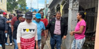 Alcalde Carlos Guzmán asiste a familias afectadas por inundaciones en SDN