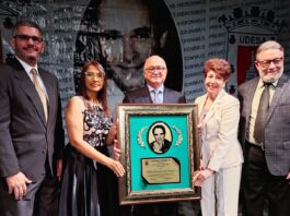 Adalberto de León recibe premio Hanns Hieronimus