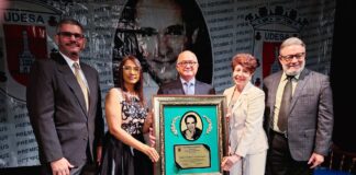 Adalberto de León recibe premio Hanns Hieronimus