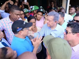 Leonel Fernández visitó zonas afectadas por inundaciones en SDO