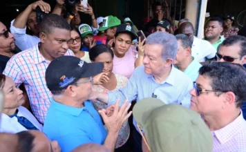 Leonel Fernández visitó zonas afectadas por inundaciones en SDO