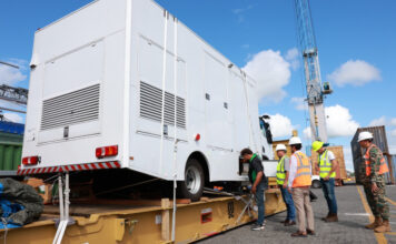 Dirección General de Aduanas recibe donación de un moderno escáner móvil Spectrum 100100