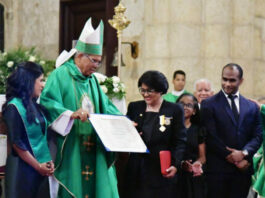 Vaticano condecora jueza del TC por servicios a la Iglesia
