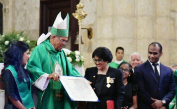 Vaticano condecora jueza del TC por servicios a la Iglesia