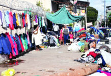 Negocios informales bloquean y arrabalizan espacios públicos del Gran Santo Domingo