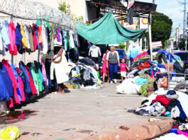 Negocios informales bloquean y arrabalizan espacios públicos del Gran Santo Domingo