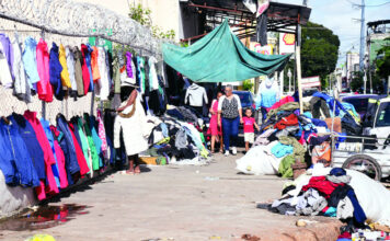 Negocios informales bloquean y arrabalizan espacios públicos del Gran Santo Domingo