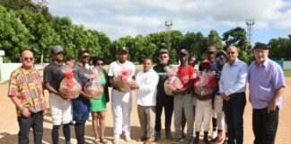 Fundación César Presbott entrega útiles deportivos en Consuelo de San Pedro de Macorís