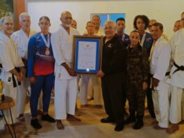 Chuchú Cruz es reconocido por la Asociación de Karate de Santiago