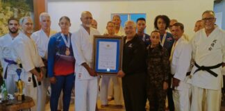 Chuchú Cruz es reconocido por la Asociación de Karate de Santiago