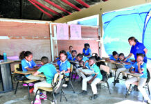 Crisis en educación de Baní: Cientos de estudiantes reciben docencia en condiciones inhumanas