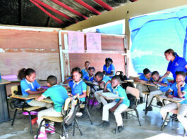 Crisis en educación de Baní: Cientos de estudiantes reciben docencia en condiciones inhumanas