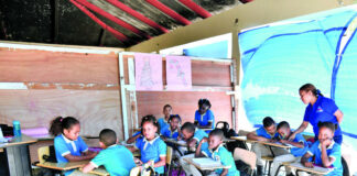 Crisis en educación de Baní: Cientos de estudiantes reciben docencia en condiciones inhumanas