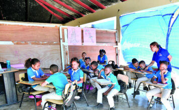 Crisis en educación de Baní: Cientos de estudiantes reciben docencia en condiciones inhumanas