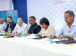 Firman acuerdo de compromiso para proteger ballenas jorobadas