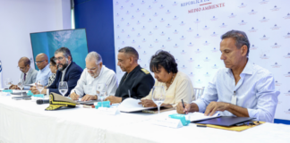 Firman acuerdo de compromiso para proteger ballenas jorobadas