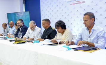 Firman acuerdo de compromiso para proteger ballenas jorobadas