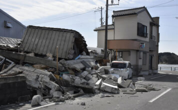Suben a 161 los muertos por seísmo en Japón con carreteras aún cortadas en zona afectada