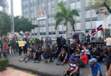 Policías y militares retirados «se adueñan» de calle frente a Hacienda para pedir indemnización