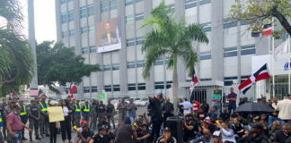 Policías y militares retirados «se adueñan» de calle frente a Hacienda para pedir indemnización