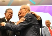 Leonel y Danilo se abrazan como señal de unidad electoral
