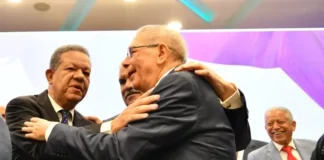 Leonel y Danilo se abrazan como señal de unidad electoral