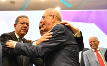 Leonel y Danilo se abrazan como señal de unidad electoral
