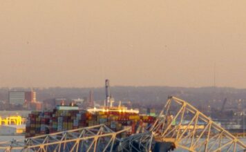 Cae un puente en Baltimore tras choque de un barco carguero, hay al menos 7 desaparecidos