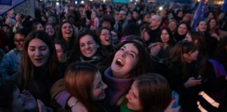 Francia se convierte en el primer país del mundo en proteger el derecho al aborto en su Constitución