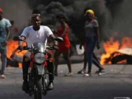 Decretan estado de emergencia en Haití, luego de que bandas armadas asaltaron una cárcel y liberaron a centenares de presos