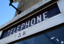 Francia evalúa posibilidad de regresar al pasado, colocaría en 2025 cabinas telefónicas en calles