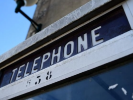 Francia evalúa posibilidad de regresar al pasado, colocaría en 2025 cabinas telefónicas en calles