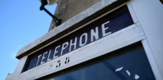 Francia evalúa posibilidad de regresar al pasado, colocaría en 2025 cabinas telefónicas en calles