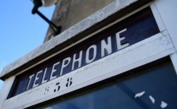 Francia evalúa posibilidad de regresar al pasado, colocaría en 2025 cabinas telefónicas en calles