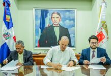 Alcalde Rodríguez firma acuerdo con FEDOFUTBOL para sede de la Copa Mundial Femenina U17 en RD