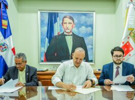 Alcalde Rodríguez firma acuerdo con FEDOFUTBOL para sede de la Copa Mundial Femenina U17 en RD
