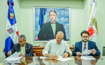 Alcalde Rodríguez firma acuerdo con FEDOFUTBOL para sede de la Copa Mundial Femenina U17 en RD