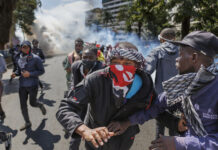 Manifestantes asaltan el Parlamento de Kenia (VIDEO)