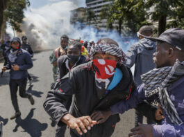 Manifestantes asaltan el Parlamento de Kenia (VIDEO)