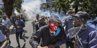 Manifestantes asaltan el Parlamento de Kenia (VIDEO)