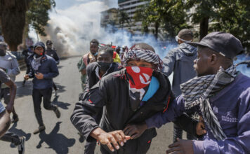 Manifestantes asaltan el Parlamento de Kenia (VIDEO)