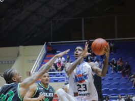 Bautista y Larrier guían a Titanes en su primera victoria