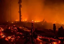 Unos 5.000 evacuados por un enorme incendio en un parque de atracciones en Malasia