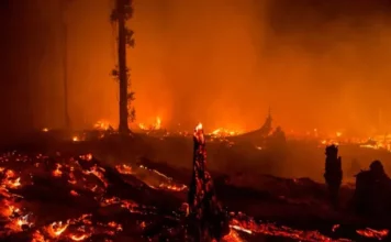Unos 5.000 evacuados por un enorme incendio en un parque de atracciones en Malasia