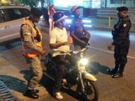Policía Nacional realiza operativos en contra de motoristas que portan pasamontañas en Santiago