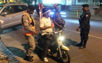 Policía Nacional realiza operativos en contra de motoristas que portan pasamontañas en Santiago