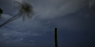 Beryl se mantiene como huracán de categoría 4 con vientos de hasta 215 kilómetros por hora